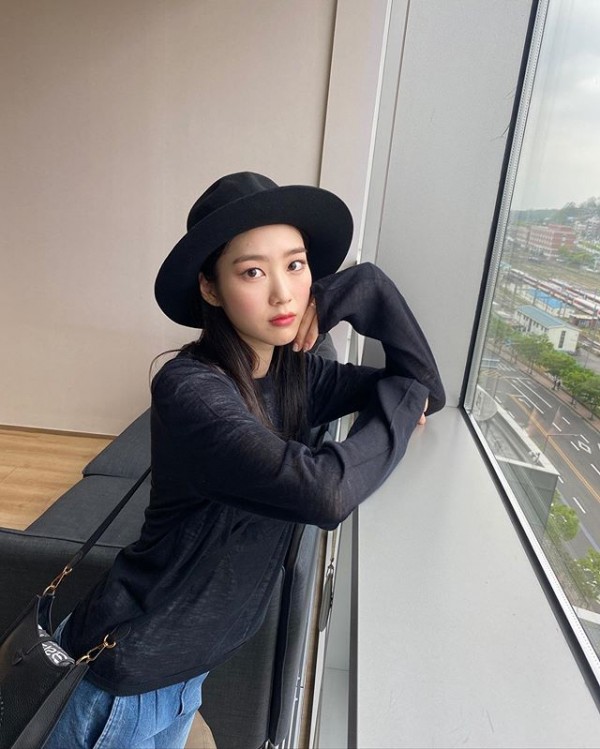 OH MY GIRL Jiho Menunjukkannya 