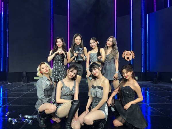 Penggemar Berpikir TWICE Terlihat Trauma Saat Menyanyi Selama Panggung Encore Mereka
