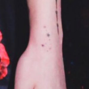 Netizen Menganalisis DUA KALI Tato Chaeyoung Mengikuti Rumor Dia Berkencan dengan Seniman Tatonya