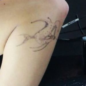 Netizen Menganalisis DUA KALI Tato Chaeyoung Mengikuti Rumor Dia Berkencan dengan Seniman Tatonya