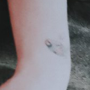 Netizen Menganalisis DUA KALI Tato Chaeyoung Mengikuti Rumor Dia Berkencan dengan Seniman Tatonya