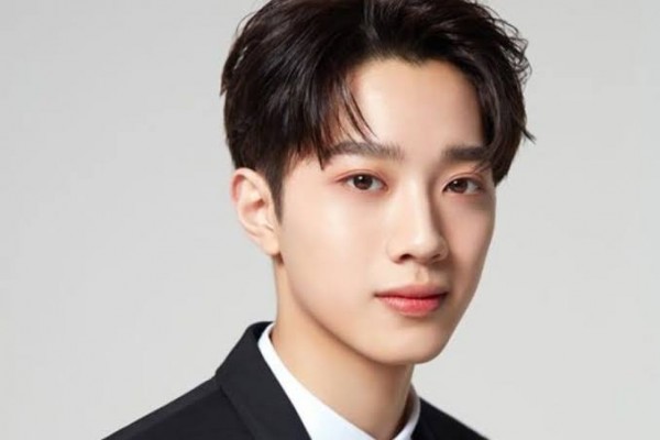 Mantan Kuan Lin Wanna One Minta Maaf Atas Kontroversi Merokok Jalanan