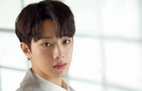 Mantan Kuan Lin Wanna One Minta Maaf Atas Kontroversi Merokok Jalanan