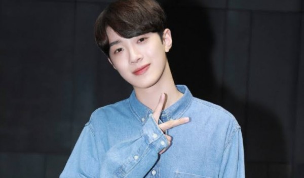 Mantan Kuan Lin Wanna One Minta Maaf Atas Kontroversi Merokok Jalanan