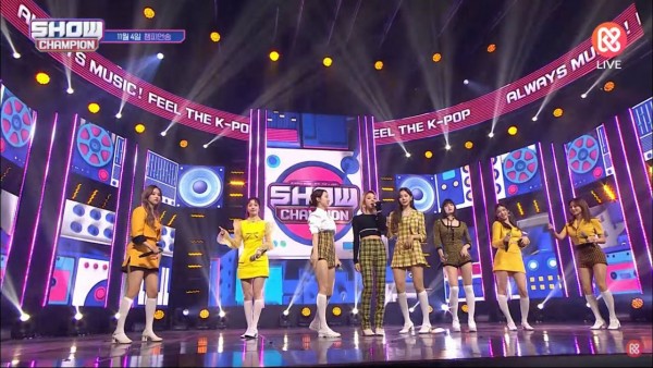 Penggemar Berpikir TWICE Terlihat Trauma Saat Menyanyi Selama Panggung Encore Mereka