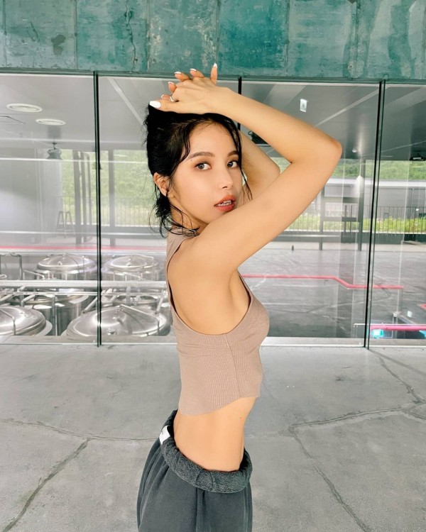 Solar MAMAMOO Mengungkapkan Bagaimana Idol K-pop Mengatasi Keringat di Ketiak